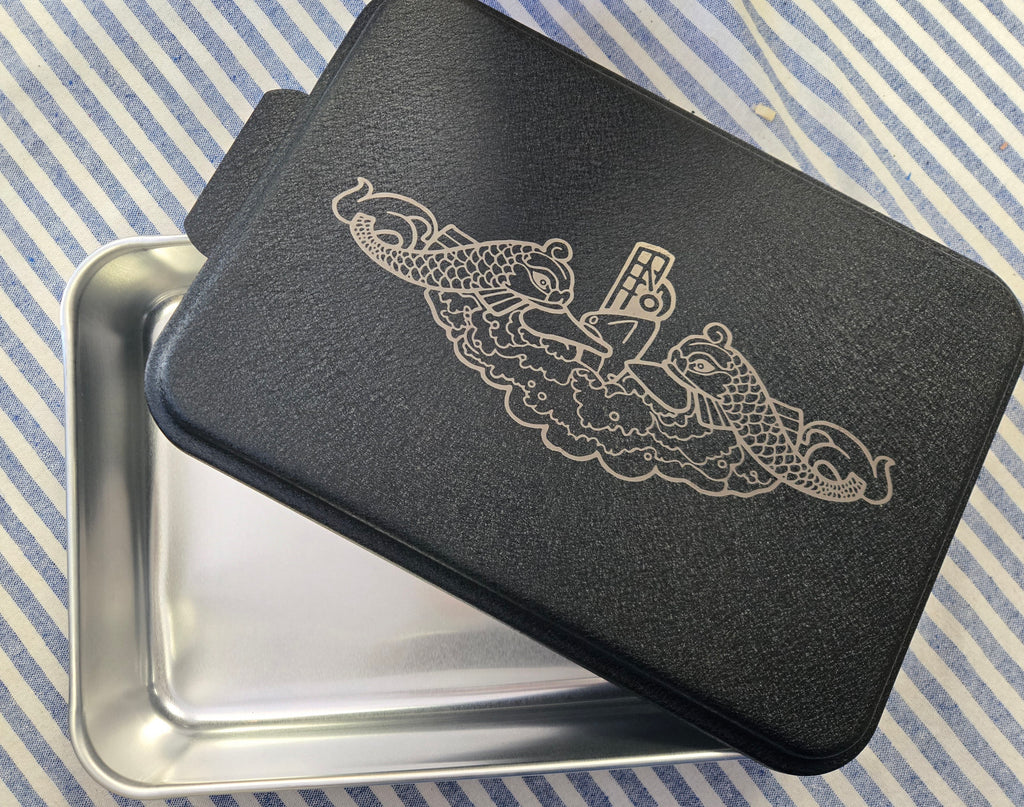 9x13 Baking Pan with Dolphins Cover